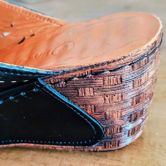 LA PINTA Laser Cut Clogs - Picture 5 of 10